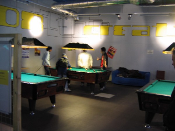 Een nieuw beeld in de arcadescne: pooltafels