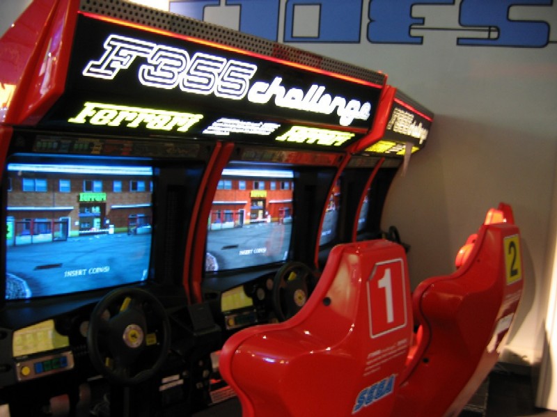 De luxe versie van Ferrari 355 Challenge kost 57.000. Te duur voor veel arcadehallen.