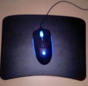 De grootte van de pad in vergelijking met een Razer Copperhead