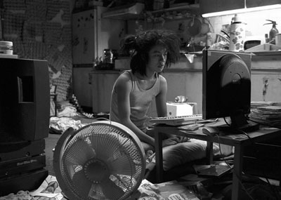 Een voorbeeld van Hikikomori: een onverzorgde tiener die zich heeft opgesloten in zijn kamer omringd met zijn elektrische apparaten.