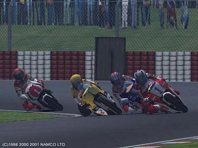 Vier racers gaan moeiteloos samen door de bocht.