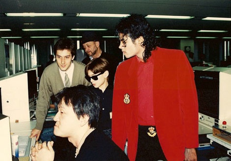 Mark Cerny leidt Michael Jackson rond bij SEGA.