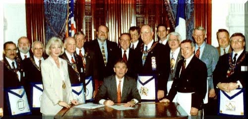 Skulls & Bones Lid George W. Bush in de Texas Grand Lodge