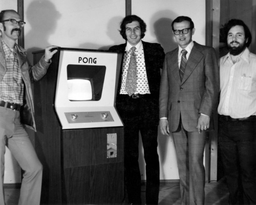 Van links naar rechts: Ted Dabney, Nolan Bushnell, Fred Marincic  en Alcorn.